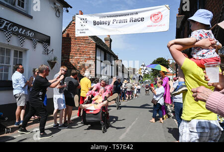 Bolney Sussex, UK. 22 Apr, 2019. Konkurrenten feiern die jährliche Bolney Pram Rennen beendete in heißen, sonnigen Wetter. Die jährliche Rennen beginnen und an den acht Glocken Pub im Dorf beenden jedes Ostern Feiertag Montag: Simon Dack/Alamy leben Nachrichten Stockfoto