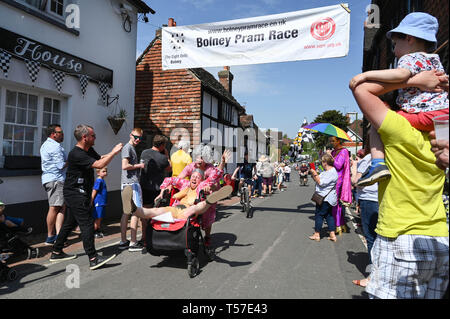 Bolney Sussex, UK. 22 Apr, 2019. Konkurrenten feiern die jährliche Bolney Pram Rennen beendete in heißen, sonnigen Wetter. Die jährliche Rennen beginnen und an den acht Glocken Pub im Dorf beenden jedes Ostern Feiertag Montag: Simon Dack/Alamy leben Nachrichten Stockfoto