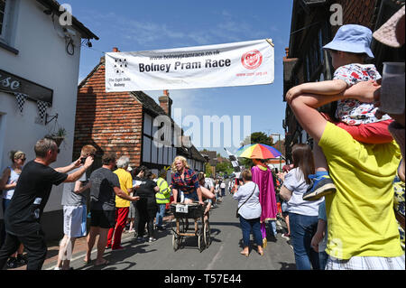 Bolney Sussex, UK. 22 Apr, 2019. Konkurrenten feiern die jährliche Bolney Pram Rennen beendete in heißen, sonnigen Wetter. Die jährliche Rennen beginnen und an den acht Glocken Pub im Dorf beenden jedes Ostern Feiertag Montag: Simon Dack/Alamy leben Nachrichten Stockfoto