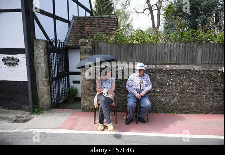 Bolney Sussex, UK. 22 Apr, 2019. Spetcators cool Bleiben im Schatten bei der jährlichen Bolney Pram Rennen in heißen, sonnigen Wetter. Die jährliche Rennen beginnen und an den acht Glocken Pub im Dorf beenden jedes Ostern Feiertag Montag: Simon Dack/Alamy leben Nachrichten Stockfoto