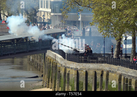 London, Großbritannien. 22 Apr, 2019. Tower von London, 22. April 2019. Commemorative gun Salute für die 93. Geburtstag von Ihrer Majestät Königin Elizabeth. Die 62 runde begrüssen um 13.00 Uhr wurde am Feiertag Montag gehalten, da keine begrüßt Ort an einem Sonntag, das tatsächliche Datum der Königinnen Geburtstag: MARTIN DALTON/Alamy Live News Stockfoto