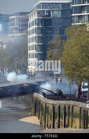 London, Großbritannien. 22 Apr, 2019. Tower von London, 22. April 2019. Commemorative gun Salute für die 93. Geburtstag von Ihrer Majestät Königin Elizabeth. Die 62 runde begrüssen um 13.00 Uhr wurde am Feiertag Montag gehalten, da keine begrüßt Ort an einem Sonntag, das tatsächliche Datum der Königinnen Geburtstag: MARTIN DALTON/Alamy Live News Stockfoto