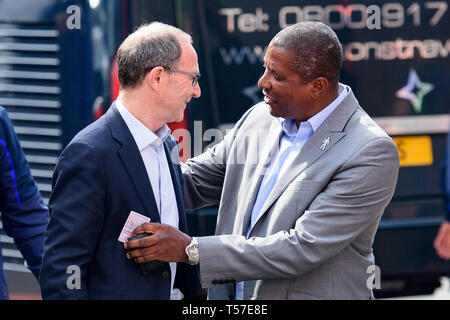 Nottingham, UK. 22 Apr, 2019. Martin OÕNeill, Manager von Nottingham Forest Chats mit Viv Anderson während der Himmel Wette Championship Match zwischen Nottingham Forest und Middlesbrough an der Stadt Boden, Nottingham. (Credit: Jon Hobley | MI Nachrichten) nur die redaktionelle Nutzung, eine Lizenz für die gewerbliche Nutzung erforderlich. Keine Verwendung in Wetten, Spiele oder einer einzelnen Verein/Liga/player Publikationen. Credit: MI Nachrichten & Sport/Alamy leben Nachrichten Stockfoto