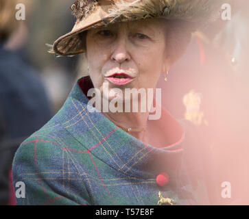 London, Großbritannien. 22. April 2019. Der King's Troop Royal Horse artillery Fire 41 Pistole Royal Salute in Hyde Park für Ihre Majestät die Queen's 93. Geburtstag, von seiner Königlichen Hoheit Prinzessin besucht. Obwohl HM The Queen's 93. Geburtstag am Ostersonntag fällt, 21. April, im Einklang mit Tradition, wo Böllerschüssen nie an einem Sonntag gefeuert werden, den Geburtstag Grüße Ostermontag durchgeführt wird. Credit: Malcolm Park/Alamy Leben Nachrichten. Stockfoto