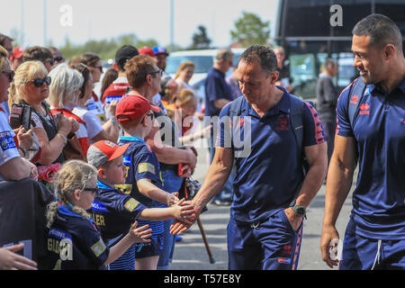 Salford, UK. 22 Apr, 2019. 22. April 2019, AJ Bell Stadium, Salford, England; Betfred Super League, Runde 12, Salford Rote Teufel vs Wigan Warriors; Adrian Lam Haupttrainer von Wigan Warriors gibt Ventilatoren ein hoher fünf, als er und sein Team kommen in der AJ Bell Stadium Credit: Mark Cosgrove/News Bilder Credit: Aktuelles Bilder/Alamy leben Nachrichten Stockfoto