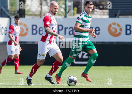 OSS, Frans Heesen Stadion, 22-04-2019, Saison 2018 / 2019, Niederländische Keuken Kampioen Divisie. FC Oss player Bryan Smeets (l) und GA Adler Spieler Gor Agbaljan (r) während des Spiels TOP Oss-Go Ahead Eagles Stockfoto