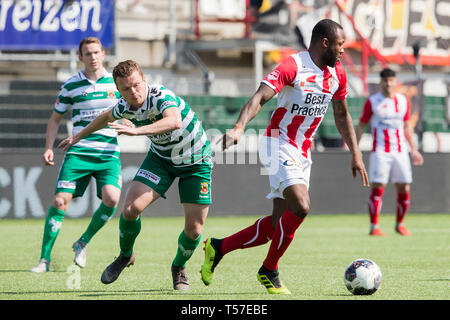 OSS, Frans Heesen Stadion, 22-04-2019, Saison 2018 / 2019, Niederländische Keuken Kampioen Divisie. GA Adler player Pieter Langedijk (l) und FC-OSS-player Lorenzo Pique (r) während des Spiels TOP Oss-Go Ahead Eagles Stockfoto