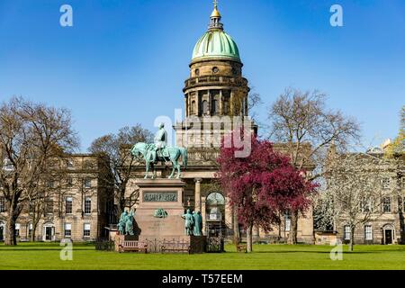 Edinburgh, Großbritannien. 22 Apr, 2019. West Registrieren Haus mit der Albert Memorial als Edinburgh aalt sich in rekordverdächtigen Ostern sonnenschein Credit: Rich Dyson/Alamy leben Nachrichten Stockfoto