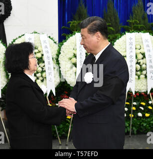 Peking, China. 22 Apr, 2019. Xi Jinping (R) schüttelt Hände mit einem Familienmitglied von Xiao Yang, der ehemalige Präsident des Obersten Gerichtshofes, am Babaoshan revolutionäre Friedhof in Peking, der Hauptstadt von China, 22. April 2019. Die feuerbestattung Xiao wurde Montag in Peking statt. Xi Jinping, Li Keqiang, Li Zhanshu, Wang Yang, Wang Huning, Zhao Leji, Han Zheng und Wang Qishan zahlten ihre letzte Ehre zu Xiao am Babaoshan revolutionäre Friedhof in Peking am Montag. Credit: Xie Huanchi/Xinhua/Alamy leben Nachrichten Stockfoto