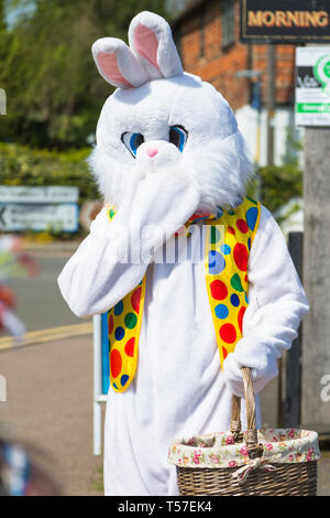 Ashford, Kent, Großbritannien. 22 Apr, 2019. Ostern feiern kommen zu dem Dorf Hamstreet in der Nähe von Ashford, Kent als Kutsche nimmt Kinder und Erwachsene für eine Fahrt rund um das Dorf. Temperaturen über 22°C sind für den Nachmittag erwartet. Ein erwachsener gekleidet in ein Osterhase Anzug tragen einen Korb. © Paul Lawrenson 2019, Foto: Paul Lawrenson/Alamy leben Nachrichten Stockfoto