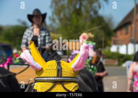 Ashford, Kent, Großbritannien. 22 Apr, 2019. Ostern feiern kommen zu dem Dorf Hamstreet in der Nähe von Ashford, Kent als Kutsche nimmt Kinder und Erwachsene für eine Fahrt rund um das Dorf. Temperaturen über 22°C sind für den Nachmittag erwartet. Ein Pferd nimmt an den Feiern teil. © Paul Lawrenson 2019, Foto: Paul Lawrenson/Alamy leben Nachrichten Stockfoto