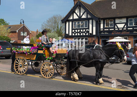 Ashford, Kent, Großbritannien. 22 Apr, 2019. Ostern feiern kommen zu dem Dorf Hamstreet in der Nähe von Ashford, Kent als Kutsche nimmt Kinder und Erwachsene für eine Fahrt rund um das Dorf. Temperaturen über 22°C sind für den Nachmittag erwartet. Das Pferd und Wagen Park außerhalb der lokalen für einen schnellen Drink. © Paul Lawrenson 2019, Foto: Paul Lawrenson/Alamy leben Nachrichten Stockfoto