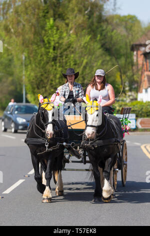 Ashford, Kent, Großbritannien. 22 Apr, 2019. Ostern feiern kommen zu dem Dorf Hamstreet in der Nähe von Ashford, Kent als Kutsche nimmt Kinder und Erwachsene für eine Fahrt rund um das Dorf. Temperaturen über 22°C sind für den Nachmittag erwartet. © Paul Lawrenson 2019, Foto: Paul Lawrenson/Alamy leben Nachrichten Stockfoto