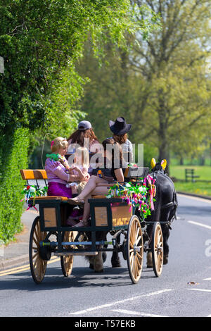 Ashford, Kent, Großbritannien. 22 Apr, 2019. Ostern feiern kommen zu dem Dorf Hamstreet in der Nähe von Ashford, Kent als Kutsche nimmt Kinder und Erwachsene für eine Fahrt rund um das Dorf. Temperaturen über 22°C sind für den Nachmittag erwartet. © Paul Lawrenson 2019, Foto: Paul Lawrenson/Alamy leben Nachrichten Stockfoto