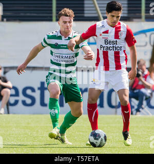 OSS, Frans Heesen Stadion, 22-04-2019, Saison 2018 / 2019, Niederländische Keuken Kampioen Divisie. GA Adler player Julius Bliek (L) und FC-OSS-player Ragnar Oratmangoen (r) während des Spiels TOP Oss-Go Ahead Eagles Stockfoto