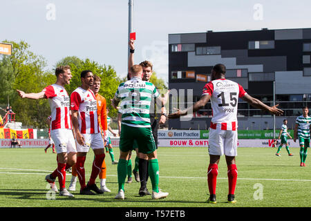 OSS, Frans Heesen Stadion, 22-04-2019, Saison 2018 / 2019, Niederländische Keuken Kampioen Divisie. Asdfjkl; '21 ¤ Adler Spieler Thomas Verheydt (m) bekommt rote Karte durch den Schiedsrichter Joey kook während des Spiels TOP Oss-Go Ahead Eagles Stockfoto