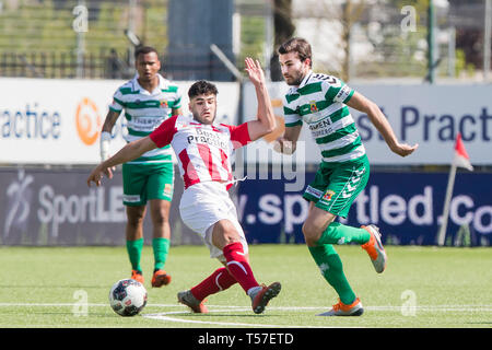 OSS, Frans Heesen Stadion, 22-04-2019, Saison 2018 / 2019, Niederländische Keuken Kampioen Divisie. FC Oss player Hannos Asmelash (L) und GA Adler player Gino Bosz (r) während des Spiels TOP Oss-Go Ahead Eagles Stockfoto