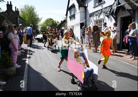 Bolney Sussex, UK. 22 Apr, 2019. Die Kinder rennen in der jährlichen Bolney Pram Rennen in heißen, sonnigen Wetter. Die jährliche Rennen beginnen und an den acht Glocken Pub im Dorf beenden jedes Ostern Feiertag Montag: Simon Dack/Alamy leben Nachrichten Stockfoto