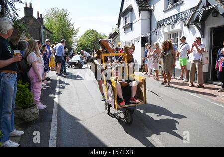 Bolney Sussex, UK. 22 Apr, 2019. Die Kinder rennen in der jährlichen Bolney Pram Rennen in heißen, sonnigen Wetter. Die jährliche Rennen beginnen und an den acht Glocken Pub im Dorf beenden jedes Ostern Feiertag Montag: Simon Dack/Alamy leben Nachrichten Stockfoto