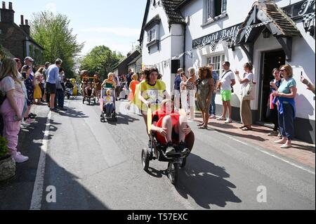 Bolney Sussex, UK. 22 Apr, 2019. Die Kinder rennen in der jährlichen Bolney Pram Rennen in heißen, sonnigen Wetter. Die jährliche Rennen beginnen und an den acht Glocken Pub im Dorf beenden jedes Ostern Feiertag Montag: Simon Dack/Alamy leben Nachrichten Stockfoto