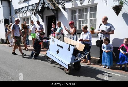 Bolney Sussex, UK. 22 Apr, 2019. Die Kinder rennen in der jährlichen Bolney Pram Rennen in heißen, sonnigen Wetter. Die jährliche Rennen beginnen und an den acht Glocken Pub im Dorf beenden jedes Ostern Feiertag Montag: Simon Dack/Alamy leben Nachrichten Stockfoto