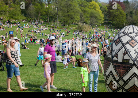 Preston, Lancashire. 22. April 2019. UK Wetter. Die Ostern Mütze Parade, das Finale von Feierlichkeiten in Avenham Park eine von nur zwei Standorten in England, wo die traditionelle Ostern praktiziert wird. Kredit; MediaWorldImages/AlamyLiveNews. Stockfoto