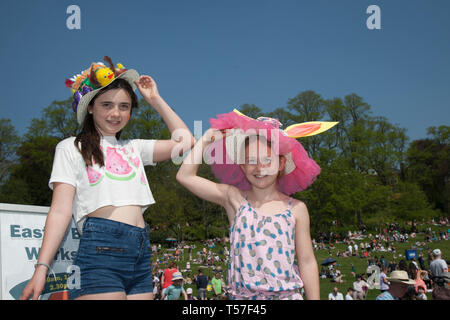 Preston, Lancashire. 22. April 2019. UK Wetter. 11 Mollu und Roxy 9 Jahre alt am Ostern Mütze Parade, das Finale von Feierlichkeiten in Avenham Park; eins von nur zwei Standorten in England, wo die traditionelle Ostern praktiziert wird. Ostern Hauben wurden für die jährliche Ostern Mütze Wettbewerb mit Kindern konkurrieren die Auszeichnung "Best in Show" Motorhaube. Kredit zu gewinnen eingerichtet; MediaWorldImages/AlamyLiveNews. Stockfoto