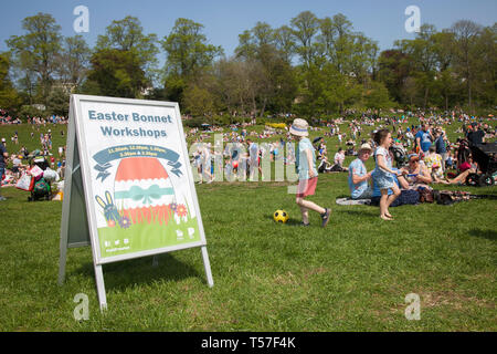 Workshops In Der Osterhaube; Preston, Lancashire. April 2019. Wetter in Großbritannien. Die Osterhaubenparade, das Finale der Feierlichkeiten im Avenham Park einer von nur zwei Orten in England, wo das traditionelle Osterfest praktiziert wird. Stockfoto