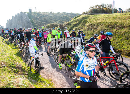 Crosshaven, County Cork, Irland. 22. April 2019. / Radfahrer Vorbereitung auf das Fort 2 Fort Liebe Zyklus im Camden Fort Meagher Crosshaven Co.Cork zu setzen. Der Zyklus ist, um zu helfen, Kapital für die Barmherzigkeit University Hospital Foundation, vier Cork City und County Lions Clubs und Camden Fort Meagher Wiederherstellung erhöhen. Quelle: David Creedon/Alamy leben Nachrichten Stockfoto