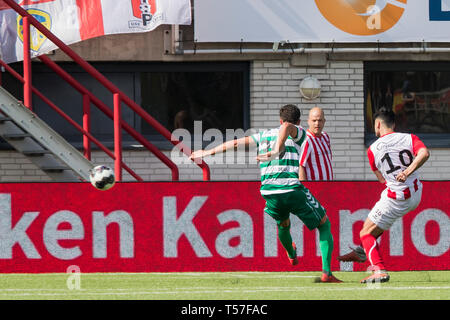 OSS, Frans Heesen Stadion, 22-04-2019, Saison 2018 / 2019, Niederländische Keuken Kampioen Divisie. Endergebnis 1:0, FC Oss Spieler Hüseyin Dogan (r) Kerben 1-0 während des Spiels TOP Oss-Go Ahead Eagles Stockfoto