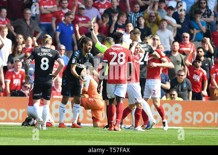 Nottingham, UK. 22 Apr, 2019. Schiedsrichter Peter Bankes zeigt eine gelbe Karte zu Ryan Shotton (5) von Middlesbrough während der Sky Bet Championship Match zwischen Nottingham Forest und Middlesbrough an der Stadt Boden, Nottingham (Credit: Jon Hobley | MI Nachrichten) nur die redaktionelle Nutzung, eine Lizenz für die gewerbliche Nutzung erforderlich. Keine Verwendung in Wetten, Spiele oder einer einzelnen Verein/Liga/player Publikationen. Credit: MI Nachrichten & Sport/Alamy leben Nachrichten Stockfoto