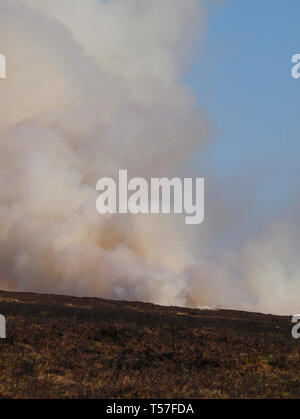 Marsden Moor Estate, Huddersfield, Großbritannien. 22. April 2019. Moorland Feuer in der Nähe von Wicking Grün auf Nähe Moos, eine in einer Reihe von Unseasonal Brände aufgrund der warmen, trockenen Wetter im Frühling. Credit: M Kyle/Alamy leben Nachrichten Stockfoto