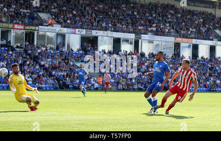 Peterborough, Großbritannien. 22 Apr, 2019. Charlie Wyke von Sunderland schießt auf Ziel während der Sky Bet Liga 1 Übereinstimmung zwischen Peterborough und Sunderland an der London Road, Peterborough. (Quelle: Chris Booth | MI Nachrichten) nur die redaktionelle Nutzung, eine Lizenz für die gewerbliche Nutzung erforderlich. Keine Verwendung in Wetten, Spiele oder einer einzelnen Verein/Liga/player Publikationen. Foto darf nur für Zeitung und/oder Zeitschrift redaktionelle Zwecke verwendet werden. Credit: MI Nachrichten & Sport/Alamy leben Nachrichten Stockfoto