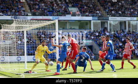 Peterborough, Großbritannien. 22 Apr, 2019. Alim Öztürk von Sunderland schießt gerade breit während der Sky Bet Liga 1 Übereinstimmung zwischen Peterborough und Sunderland an der London Road, Peterborough. (Quelle: Chris Booth | MI Nachrichten) nur die redaktionelle Nutzung, eine Lizenz für die gewerbliche Nutzung erforderlich. Keine Verwendung in Wetten, Spiele oder einer einzelnen Verein/Liga/player Publikationen. Foto darf nur für Zeitung und/oder Zeitschrift redaktionelle Zwecke verwendet werden. Credit: MI Nachrichten & Sport/Alamy leben Nachrichten Stockfoto