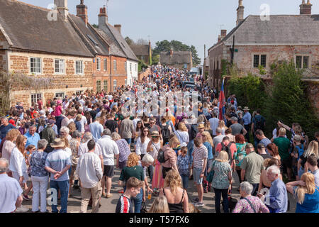 Hallaton, Leicestershire. 22. April 2019. Hare Pie Scramble & Flasche Treten, dies ist eine alte Gewohnheit in zwei verschiedene Teile. Bei der ersten handelt es sich um eine Prozession, Körbe mit Brot und dem gleichnamigen Hare Pie (geglaubt, Hackfleisch, Fleisch in diesen Tagen), einmal in der Kirche Tor, die Torte ist gesegnet und für die Massen und die zweite ist eine Masse "BALLGAME" mit kleinen Holzfässern, Flaschen, zwischen den Ortschaften Hallaton und Melbourne gespielt verteilt. Credit: Keith J Smith./Alamy leben Nachrichten Stockfoto