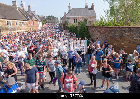 Hallaton, Leicestershire. 22. April 2019. Hare Pie Scramble & Flasche Treten, dies ist eine alte Gewohnheit in zwei verschiedene Teile. Bei der ersten handelt es sich um eine Prozession, Körbe mit Brot und dem gleichnamigen Hare Pie (geglaubt, Hackfleisch, Fleisch in diesen Tagen), einmal in der Kirche Tor, die Torte ist gesegnet und für die Massen und die zweite ist eine Masse "BALLGAME" mit kleinen Holzfässern, Flaschen, zwischen den Ortschaften Hallaton und Melbourne gespielt verteilt. Credit: Keith J Smith./Alamy leben Nachrichten Stockfoto