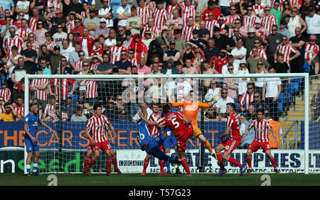 Peterborough, Großbritannien. 22 Apr, 2019. Sunderland verteidigen gegen ein Peterborough Angriff während des Sky Bet Liga 1 Übereinstimmung zwischen Peterborough und Sunderland an der London Road, Peterborough. (Quelle: Chris Booth | MI Nachrichten) nur die redaktionelle Nutzung, eine Lizenz für die gewerbliche Nutzung erforderlich. Keine Verwendung in Wetten, Spiele oder einer einzelnen Verein/Liga/player Publikationen. Foto darf nur für Zeitung und/oder Zeitschrift redaktionelle Zwecke verwendet werden. Credit: MI Nachrichten & Sport/Alamy leben Nachrichten Stockfoto