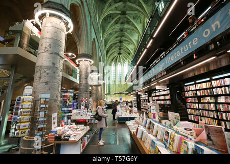 Brüssel. 16 Apr, 2019. Foto am 16. April 2019 zeigt das Innere der Dominikanischen Buchhandlung in Maastricht, Niederlande. Die Buchhandlung wurde in die dominikanische Kirche, einer ehemaligen gotischen Kirche mit einer Geschichte von über 800 Jahren gebaut. Es unterhält architektonische Struktur der Kirche und Design und fordert den zeitgenössischen Element moderner Buchhandlung. Bekannt als "Buchhandlung im Himmel', Dominikanische Buchhandlung gemacht lockte viele Besucher aus der ganzen Welt. Credit: Zhang Cheng/Xinhua/Alamy leben Nachrichten Stockfoto