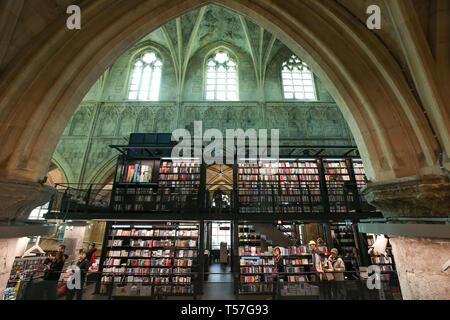 Brüssel. 16 Apr, 2019. Foto am 16. April 2019 zeigt das Innere der Dominikanischen Buchhandlung in Maastricht, Niederlande. Die Buchhandlung wurde in die dominikanische Kirche, einer ehemaligen gotischen Kirche mit einer Geschichte von über 800 Jahren gebaut. Es unterhält architektonische Struktur der Kirche und Design und fordert den zeitgenössischen Element moderner Buchhandlung. Bekannt als "Buchhandlung im Himmel', Dominikanische Buchhandlung gemacht lockte viele Besucher aus der ganzen Welt. Credit: Zhang Cheng/Xinhua/Alamy leben Nachrichten Stockfoto