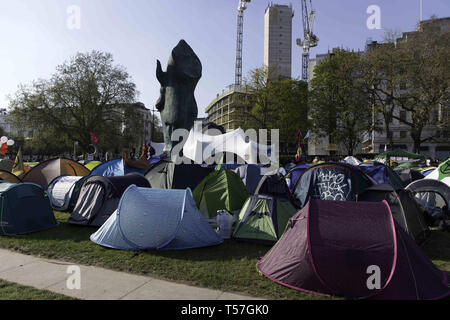 London, Greater London, UK. 20 Apr, 2019. Aussterben Rebellion Aktivisten werden gesehen, Camping am Marble Arch während des Protestes. Klimawandel Aktivistinnen aus dem Aussterben Rebellion am Marble Arch in London sind, wo alle ihre Aktivitäten wie Musik, Artwork und Klassen statt, nachdem Polizisten lagerten gelöscht Seiten am Oxford Circus, Waterloo Bridge und Parliament Square vor dem Aussterben Rebellion Demonstranten. Aussterben Rebellion fordert die Regierung für die direkten Aktionen auf das Klima und CO2-Emissionen auf Null zu reduzieren und bis 2025 auch die Stockfoto