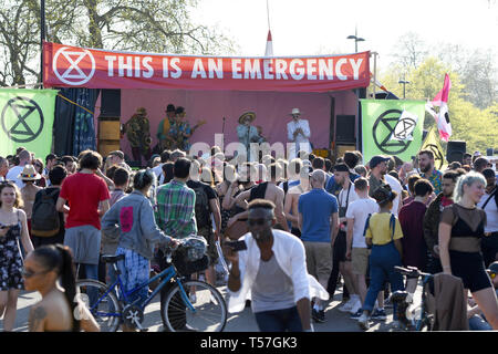 London, Greater London, UK. 20 Apr, 2019. Eine Band gesehen, die Wiedergabe von Musik während das Aussterben Rebellion Camp am Marble Arch. Klimawandel Aktivistinnen aus dem Aussterben Rebellion am Marble Arch in London sind, wo alle ihre Aktivitäten wie Musik, Artwork und Klassen statt, nachdem Polizisten lagerten gelöscht Seiten am Oxford Circus, Waterloo Bridge und Parliament Square vor dem Aussterben Rebellion Demonstranten. Aussterben Rebellion fordert die Regierung für die direkten Aktionen auf das Klima und CO2-Emissionen auf Null zu reduzieren und bis 2025 auch die Notfallorganisation Stockfoto