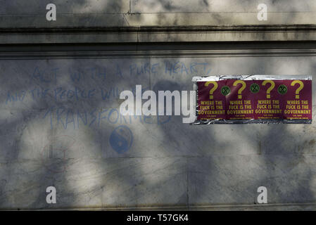 London, Greater London, UK. 20 Apr, 2019. Aussterben Rebellion Plakate gesehen hängen am Marble Arch während des Protestes. Klimawandel Aktivistinnen aus dem Aussterben Rebellion am Marble Arch in London sind, wo alle ihre Aktivitäten wie Musik, Artwork und Klassen statt, nachdem Polizisten lagerten gelöscht Seiten am Oxford Circus, Waterloo Bridge und Parliament Square vor dem Aussterben Rebellion Demonstranten. Aussterben Rebellion fordert die Regierung für die direkten Aktionen auf das Klima und CO2-Emissionen auf Null zu reduzieren und bis 2025 auch die Stockfoto