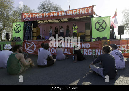 London, Greater London, UK. 20 Apr, 2019. Die Demonstranten werden gesehen sitzt und zu Reden während des Protestes zuhören. Klimawandel Aktivistinnen aus dem Aussterben Rebellion am Marble Arch in London sind, wo alle ihre Aktivitäten wie Musik, Artwork und Klassen statt, nachdem Polizisten lagerten gelöscht Seiten am Oxford Circus, Waterloo Bridge und Parliament Square vor dem Aussterben Rebellion Demonstranten. Aussterben Rebellion fordert die Regierung für die direkten Aktionen auf das Klima und CO2-Emissionen auf Null zu reduzieren, die von 2025 und auch die Menschen, die Stockfoto