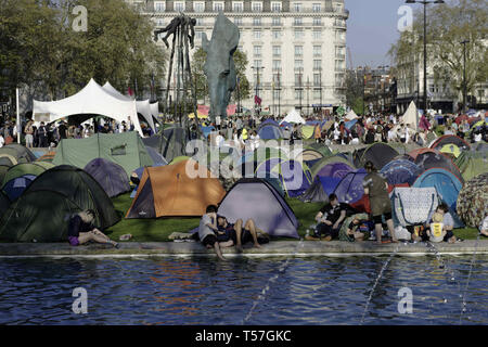 London, Greater London, UK. 20 Apr, 2019. Aussterben Rebellion Aktivisten werden gesehen, Camping am Marble Arch während des Protestes. Klimawandel Aktivistinnen aus dem Aussterben Rebellion am Marble Arch in London sind, wo alle ihre Aktivitäten wie Musik, Artwork und Klassen statt, nachdem Polizisten lagerten gelöscht Seiten am Oxford Circus, Waterloo Bridge und Parliament Square vor dem Aussterben Rebellion Demonstranten. Aussterben Rebellion fordert die Regierung für die direkten Aktionen auf das Klima und CO2-Emissionen auf Null zu reduzieren und bis 2025 auch die Stockfoto