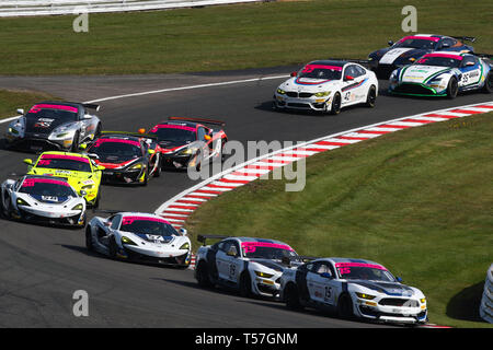 Taporley, Cheshire, UK. 22 Apr, 2019. Multimatic Motorsport Ford Mustang GT4 mit Silber Treiber Seb Priaulx & Scott Maxwell führt die GT4 Pack während der britischen GT-Meisterschaft Oulton Park in Oulton Park, Tarporley, England am 22. April 2019. Foto von Jurek Biegus. Nur die redaktionelle Nutzung, eine Lizenz für die gewerbliche Nutzung erforderlich. Keine Verwendung in Wetten, Spiele oder einer einzelnen Verein/Liga/player Publikationen. Credit: UK Sport Pics Ltd/Alamy leben Nachrichten Stockfoto