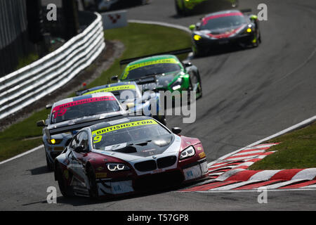 Taporley, Cheshire, UK. 22 Apr, 2019. Jahrhundert Motorsport BMW M6 GT3 mit Pro/Am Treiber Jack Mitchell & Adrian Willmott während der britischen GT-Meisterschaft Oulton Park in Oulton Park, Tarporley, England am 22. April 2019. Foto von Jurek Biegus. Nur die redaktionelle Nutzung, eine Lizenz für die gewerbliche Nutzung erforderlich. Keine Verwendung in Wetten, Spiele oder einer einzelnen Verein/Liga/player Publikationen. Credit: UK Sport Pics Ltd/Alamy leben Nachrichten Stockfoto