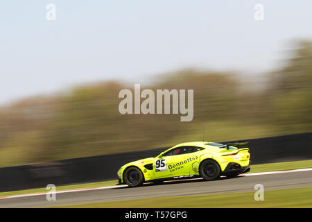 Taporley, Cheshire, UK. 22 Apr, 2019. TF Sport Aston Martin V8 Vantage GT4 mit Silber Treiber Josh Preis & Patrick Kibble während der britischen GT-Meisterschaft Oulton Park in Oulton Park, Tarporley, England am 22. April 2019. Foto von Jurek Biegus. Nur die redaktionelle Nutzung, eine Lizenz für die gewerbliche Nutzung erforderlich. Keine Verwendung in Wetten, Spiele oder einer einzelnen Verein/Liga/player Publikationen. Credit: UK Sport Pics Ltd/Alamy leben Nachrichten Stockfoto