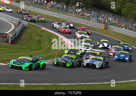 Taporley, Cheshire, UK. 22 Apr, 2019. Barwell Motorsport Lamborghini Huracan GT3 EVO mit Pro/Am Treiber Phil Scharf & Adam Balon führt in der ersten Kurve zu Beginn des 2. Rennen in der britischen GT Meisterschaft Oulton Park in Oulton Park, Tarporley, England am 22. April 2019. Foto von Jurek Biegus. Nur die redaktionelle Nutzung, eine Lizenz für die gewerbliche Nutzung erforderlich. Keine Verwendung in Wetten, Spiele oder einer einzelnen Verein/Liga/player Publikationen. Credit: UK Sport Pics Ltd/Alamy leben Nachrichten Stockfoto