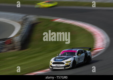 Taporley, Cheshire, UK. 22 Apr, 2019. Multimatic Motorsport Ford Mustang GT4 mit Silber Treiber Jade Buford & Chad McCumbee während der britischen GT-Meisterschaft Oulton Park in Oulton Park, Tarporley, England am 22. April 2019. Foto von Jurek Biegus. Nur die redaktionelle Nutzung, eine Lizenz für die gewerbliche Nutzung erforderlich. Keine Verwendung in Wetten, Spiele oder einer einzelnen Verein/Liga/player Publikationen. Credit: UK Sport Pics Ltd/Alamy leben Nachrichten Stockfoto