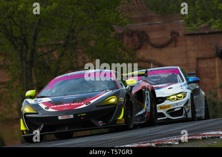 Taporley, Cheshire, UK. 22 Apr, 2019. Tolman Motorsport McLaren 570 S GT4 mit Silber Fahrer Lewis Proctor & Jordanien Collard während der britischen GT-Meisterschaft Oulton Park in Oulton Park, Tarporley, England am 22. April 2019. Foto von Jurek Biegus. Nur die redaktionelle Nutzung, eine Lizenz für die gewerbliche Nutzung erforderlich. Keine Verwendung in Wetten, Spiele oder einer einzelnen Verein/Liga/player Publikationen. Credit: UK Sport Pics Ltd/Alamy leben Nachrichten Stockfoto